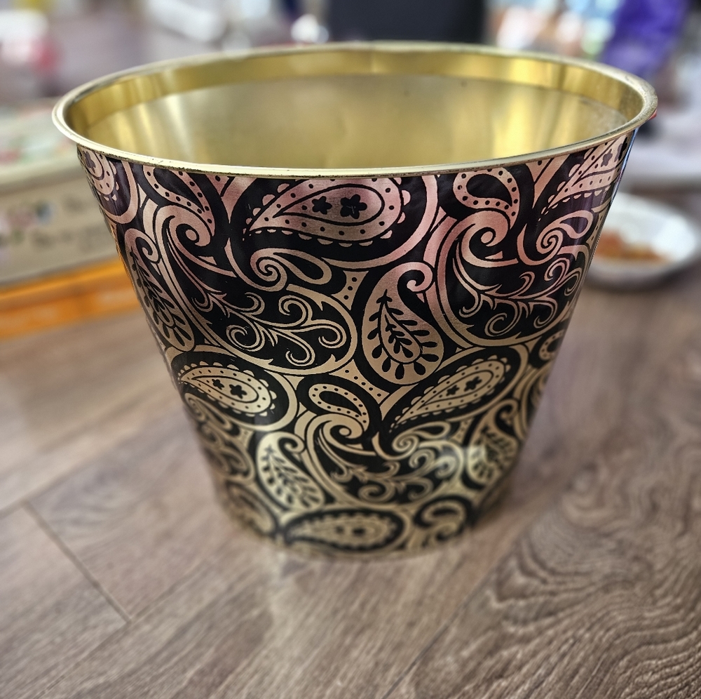 Paisley tin garbage can